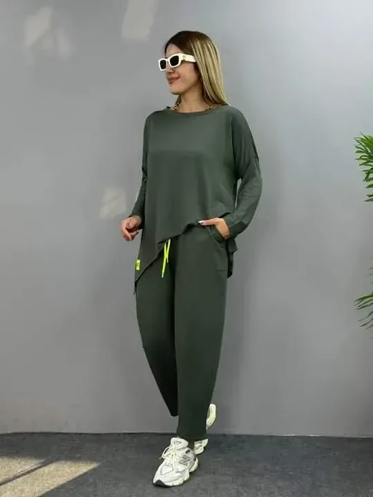 Женский костюм двойка из двухниточной вискозной хлопковой ткани с деталью в виде герба - BÜYÜKBEDENIZ