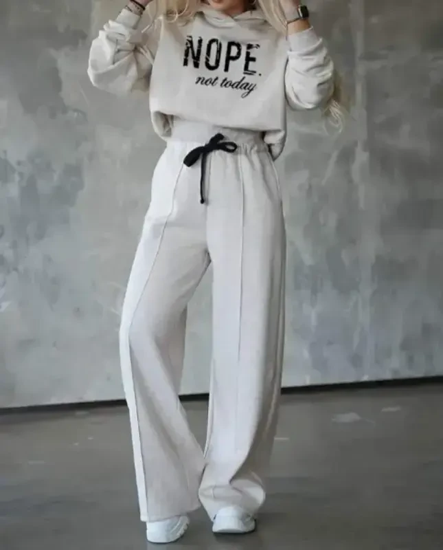 Женский костюм двойка с длинными рукавами, надписью 