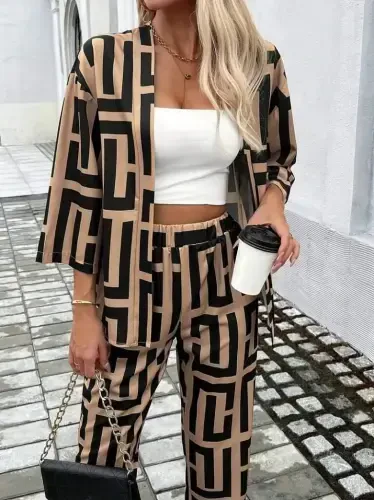 Женский костюм двойка: жакет на молнии с длинными рукавами и узорчатый, из двухниточной ткани, и брюки. - 3