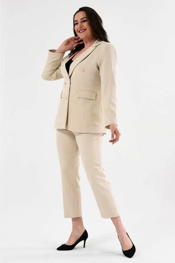 Женский костюм из кремового блейзера с поясом, карманами и брюками клеш в стиле больших размеров - 2