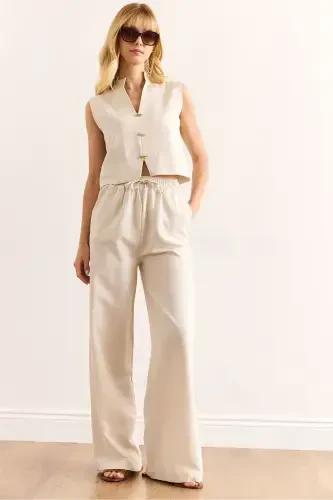 Женский костюм из льна с каменными аксессуарами - 1