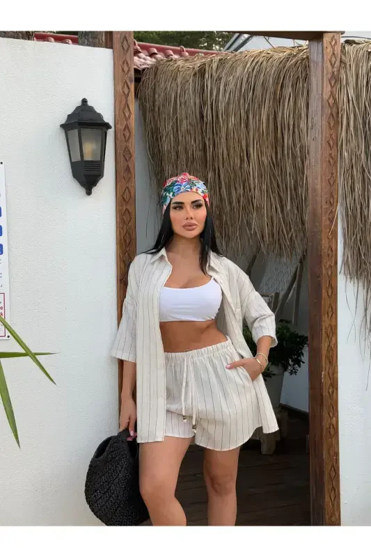 Женский костюм из льна с полосками кремового цвета, состоящий из рубашки оверсайз и шорт - 4