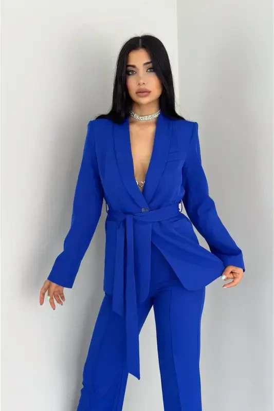 Женский костюм с блейзером с шалевым воротником, поясом, имитацией карманов и брюками-дудочками, эластичный, саксовый синий - 3