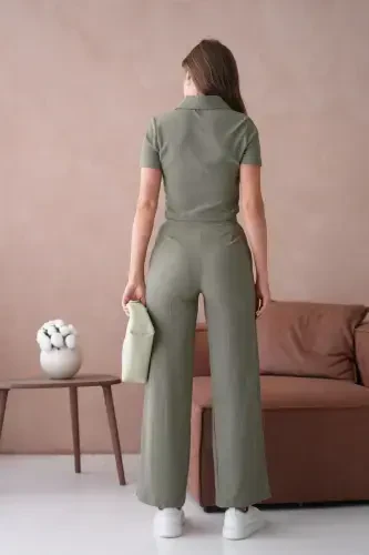 Женский костюм с брюками цвета хаки с клапанами и пуговицами - 8
