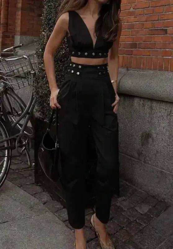 Женский костюм с деталями на пуговицах из двойной крепированной ткани. - 3