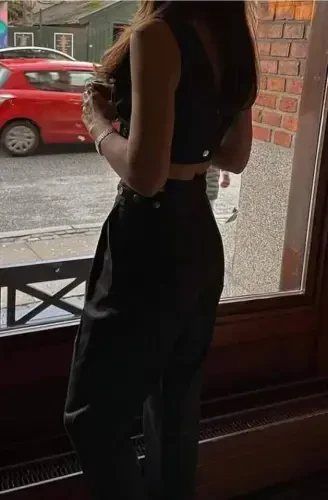 Женский костюм с деталями на пуговицах из двойной крепированной ткани. - 4