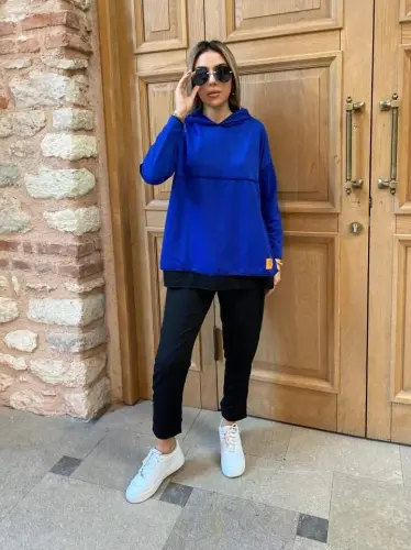 Женский костюм с капюшоном, деталями на подоле, нашивкой и декоративными швами - 1