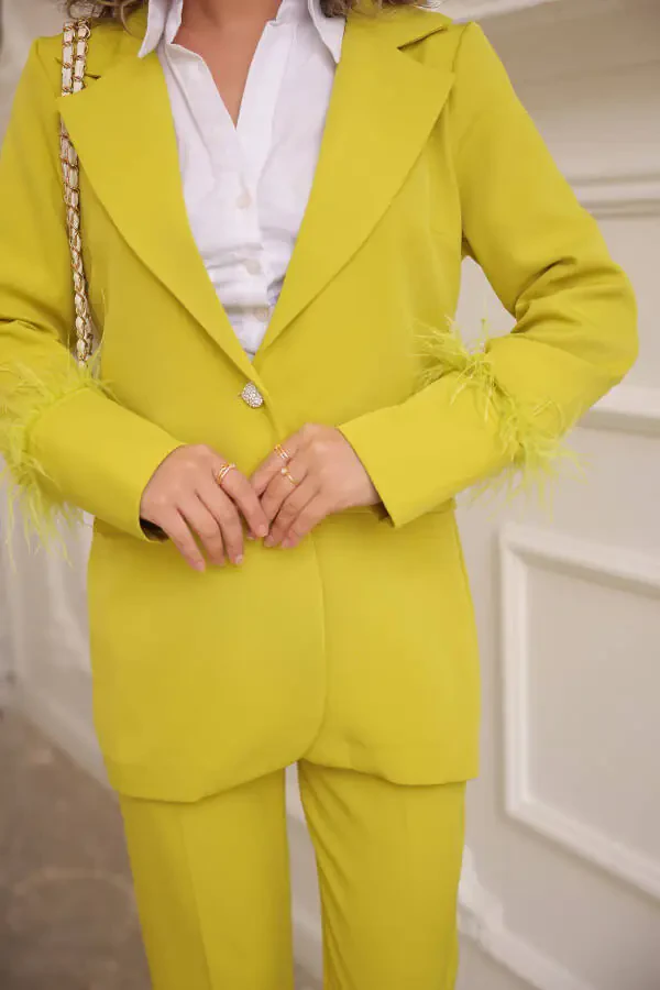 Женский костюм с жакетом и брюками с бахромой - 6