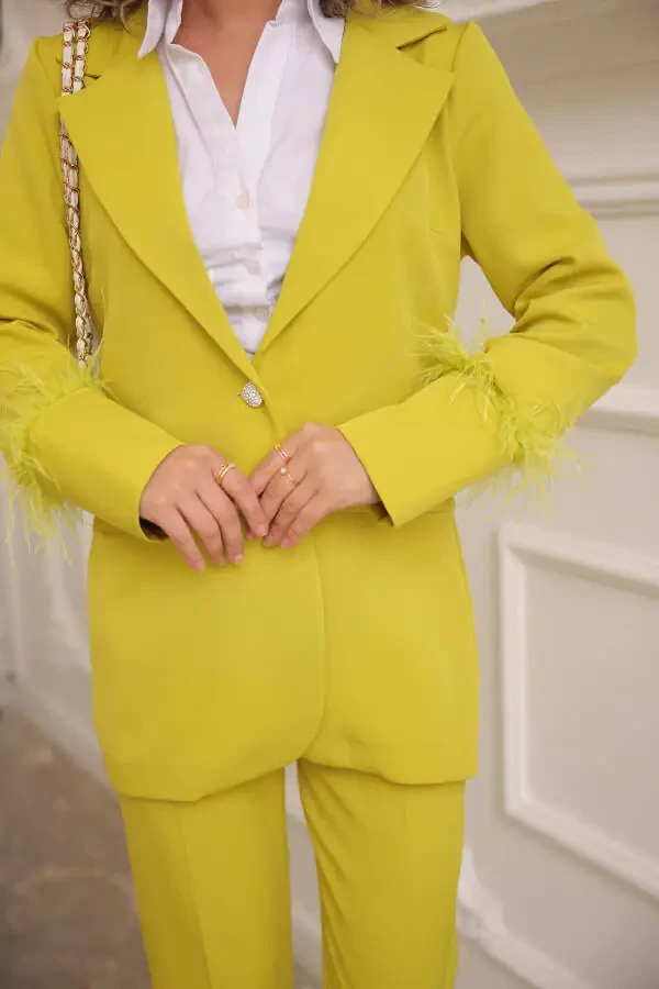 Женский костюм с жакетом и брюками с бахромой - 2