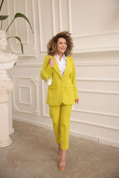 Женский костюм с жакетом и брюками с бахромой - 3