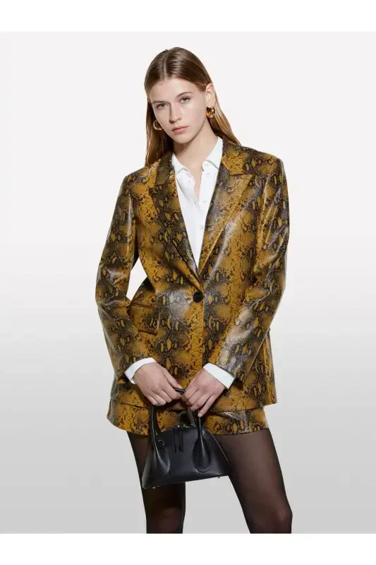 Женский кожаный жакет из веганской кожи с карманом и одной пуговицей, темно-желтый с принтом - 3