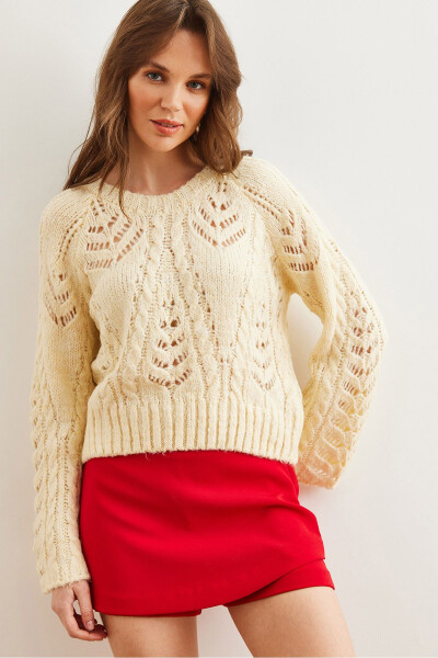 Женский кремовый ажурный свитер с мягкой текстурой и испанским рукавом KZK-19000938 - OLALOOK (1)