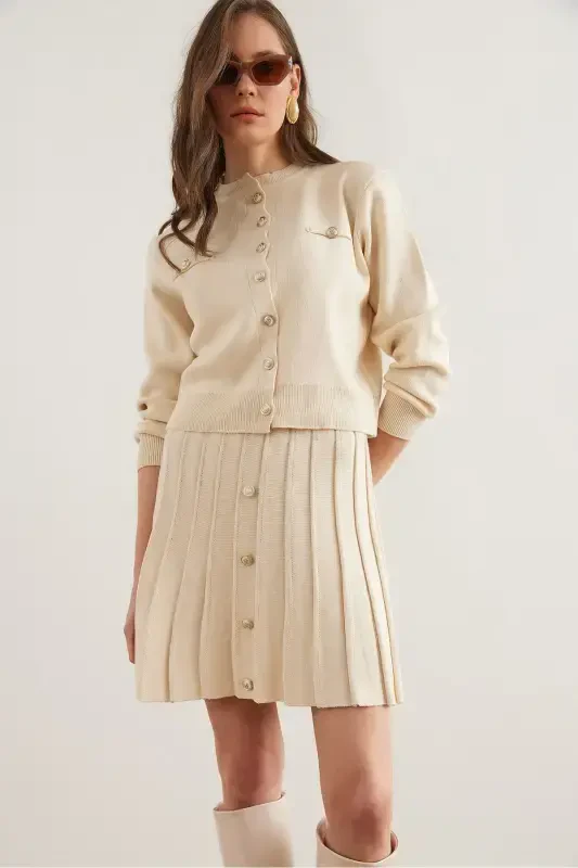 Женский кремовый кардиган с пуговицами и плиссированной юбкой, трикотажный костюм TKM-19000332-Cream - 1