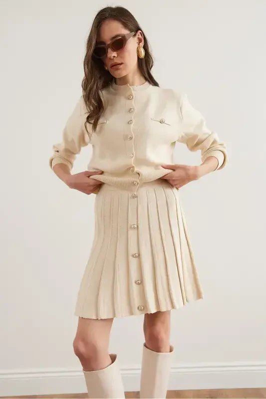 Женский кремовый кардиган с пуговицами и плиссированной юбкой, трикотажный костюм TKM-19000332-Cream - 2