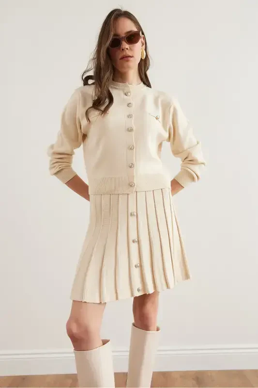 Женский кремовый кардиган с пуговицами и плиссированной юбкой, трикотажный костюм TKM-19000332-Cream - 3