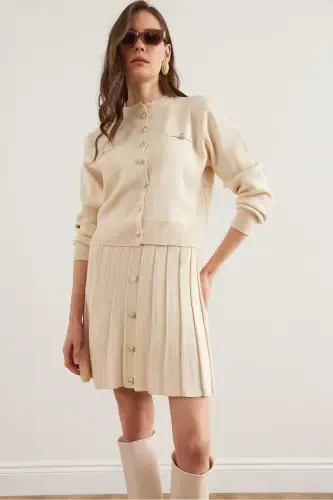 Женский кремовый кардиган с пуговицами и плиссированной юбкой, трикотажный костюм TKM-19000332-Cream - 4