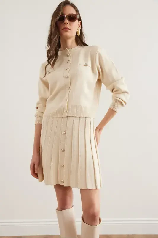 Женский кремовый кардиган с пуговицами и плиссированной юбкой, трикотажный костюм TKM-19000332-Cream - 4