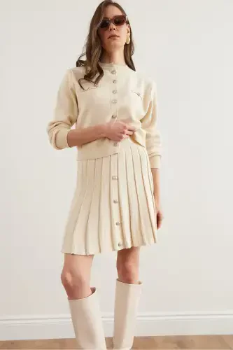 Женский кремовый кардиган с пуговицами и плиссированной юбкой, трикотажный костюм TKM-19000332-Cream - 6