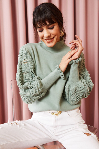 Женский мятно-зеленый свитер с длинным рукавом из мягкой фактурной трикотажной ткани - 4