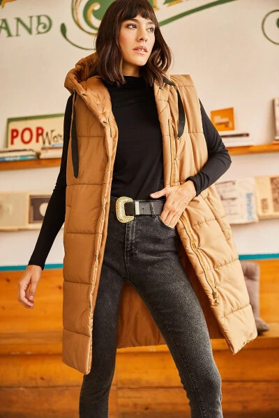 Женский пуховик-жилет с капюшоном и карманами цвета молочного кофе YLK-19000007 - OLALOOK