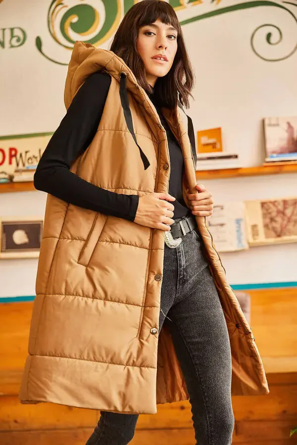 Женский пуховик-жилет с капюшоном и карманами цвета молочного кофе YLK-19000007 - 2