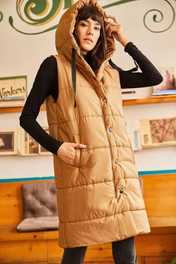 Женский пуховик-жилет с капюшоном и карманами цвета молочного кофе YLK-19000007 - 4