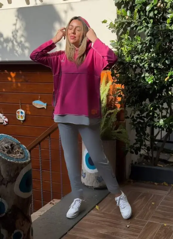 Женский розовый костюм с капюшоном, деталью на подоле юбки, аппликацией и имитацией швов наизнанку - 5