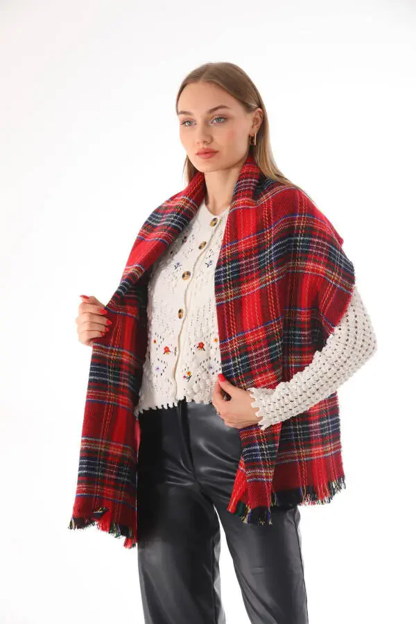 Женский шарф из красной клетчатой ткани с мягкой текстурой - 3
