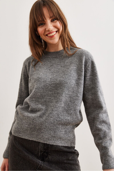 Женский серый пуловер с круглым вырезом, мягкой текстурой и основным трикотажным узором KZK-19000845 - 4