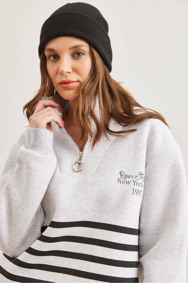 Женский серый свитшот в полоску с чертополохом на молнии SWT-19000711 - 4