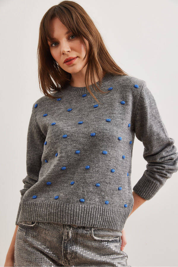 Женский серый вязаный свитер с помпонами KZK-19000923 - 3