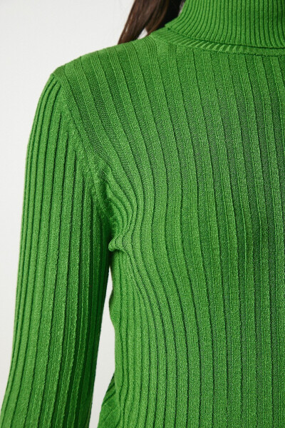 Женский светло-зелёный свитер с воротником-гольфом и рельефными полосками bv00095 - 4