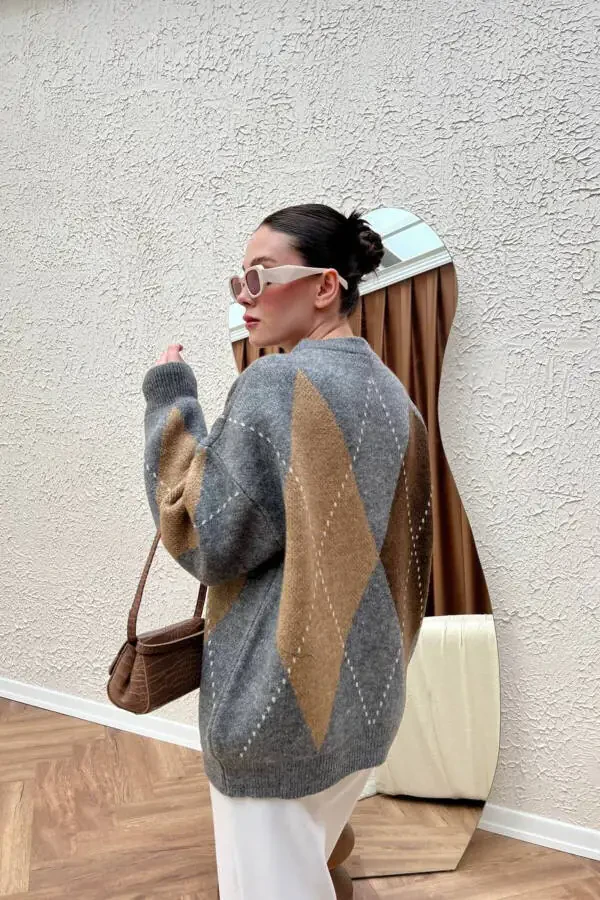 Женский свитер оверсайз с коричневым узором в виде баклавы - 3