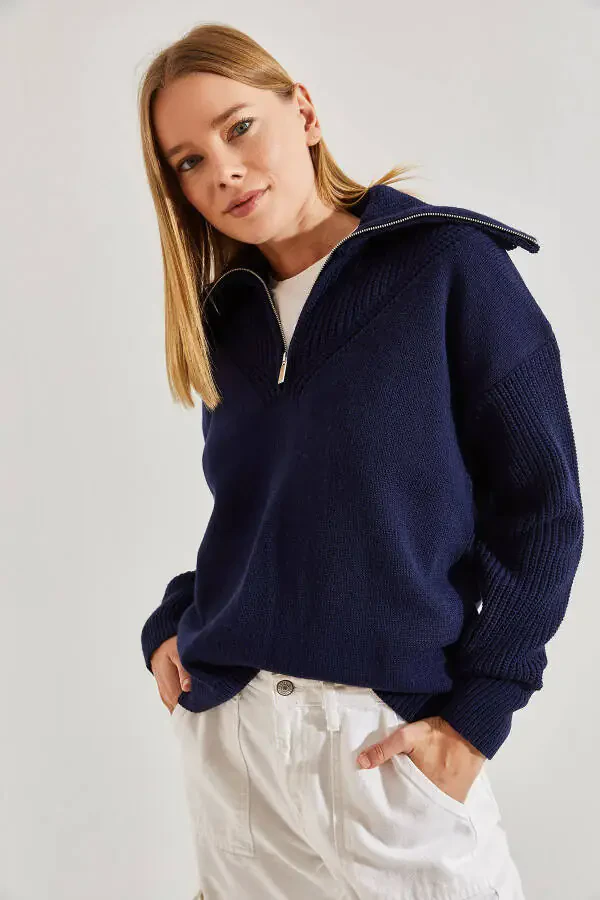 Женский свитер с воротником-гольфом и молнией - 3
