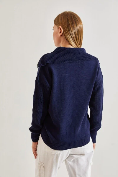 Женский свитер с воротником-гольфом и молнией - 4