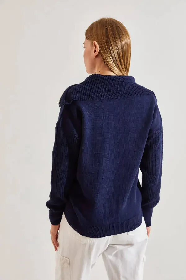 Женский свитер с воротником-гольфом и молнией - 4