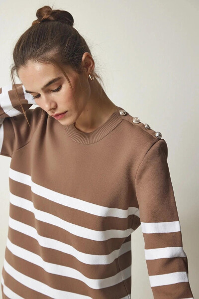 Женский свитер с воротником-гольфом из визоновой белой полоски с пуговицами на плече HZL24W-BD1102081 - 14