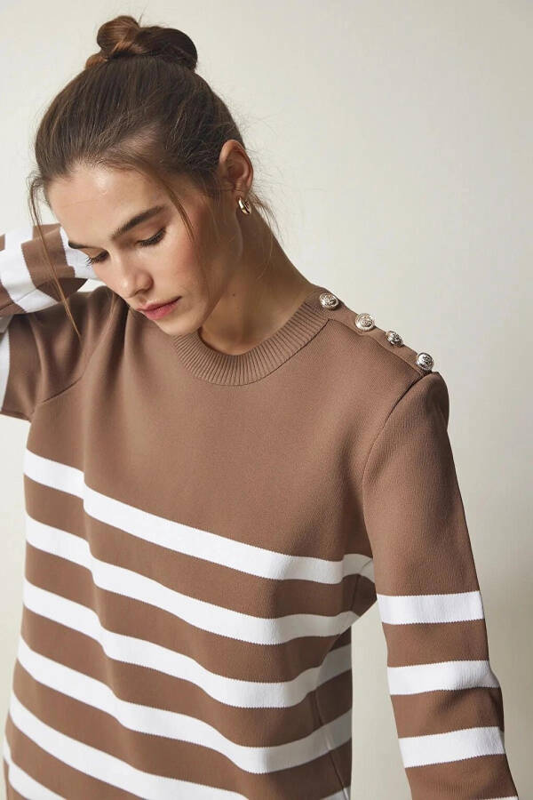 Женский свитер с воротником-гольфом из визоновой белой полоски с пуговицами на плече HZL24W-BD1102081 - 14