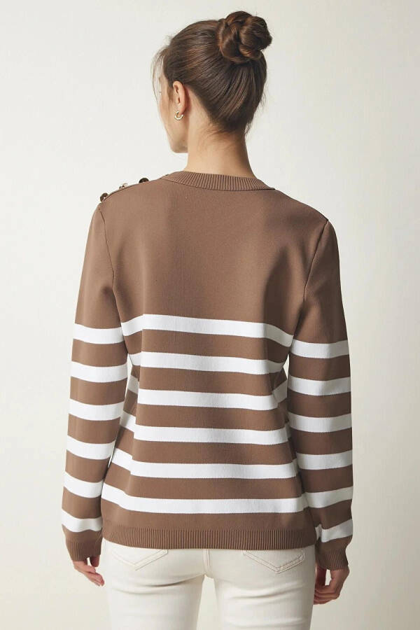 Женский свитер с воротником-гольфом из визоновой белой полоски с пуговицами на плече HZL24W-BD1102081 - 15