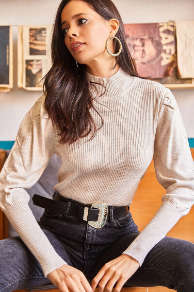 Женский свитер с высоким воротом-поло из трикотажа, цвет «камень», укороченные рукава-фонарики - OLALOOK