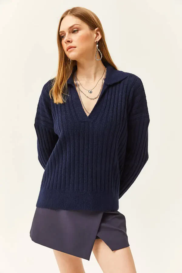 Женский темно-синий свитер с воротником поло, крупной вязкой и мягкой текстурой KZK-19000764 - 2