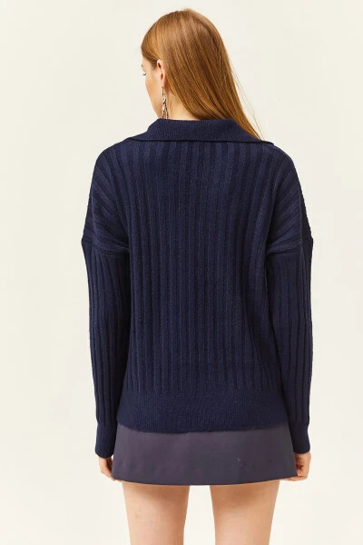 Женский темно-синий свитер с воротником поло, крупной вязкой и мягкой текстурой KZK-19000764 - 3