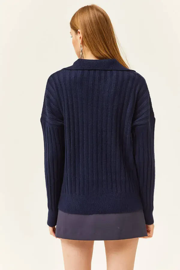 Женский темно-синий свитер с воротником поло, крупной вязкой и мягкой текстурой KZK-19000764 - 3