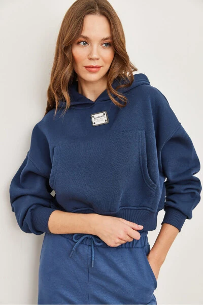 Женский толстый укороченный свитшот с капюшоном цвета индиго, с деталями герба и чертополоха, SWT-19000664 - OLALOOK (1)