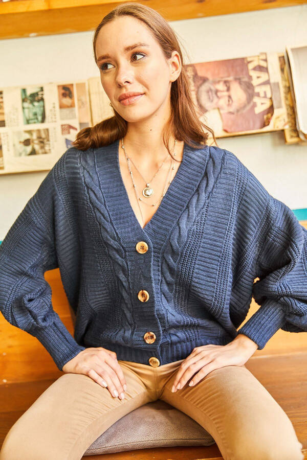 Женский трикотажный кардиган Indigo с толстой косой вязкой HRK-19000082 - 3