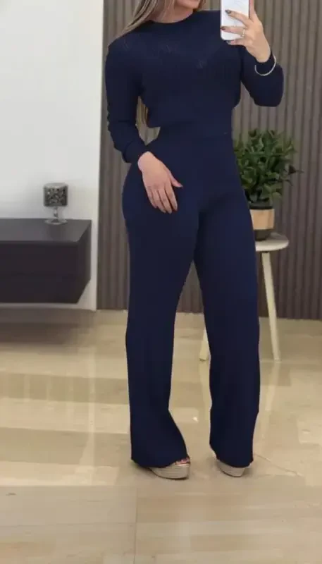 Женский трикотажный комплект из блузки с длинными рукавами, круглым вырезом и прозрачными деталями, и брюк - 1