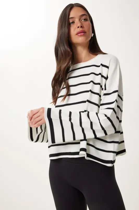 Женский трикотажный кроп-худи в черно-белую полоску oversize US00659 - 3