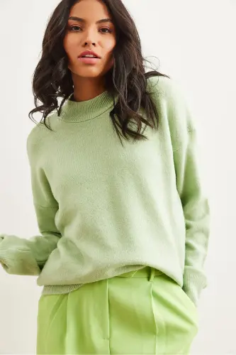 Женский трикотажный свитер мятно-зеленого цвета с высоким воротником-стойкой и свободным кроем KZK-19000875 - 4