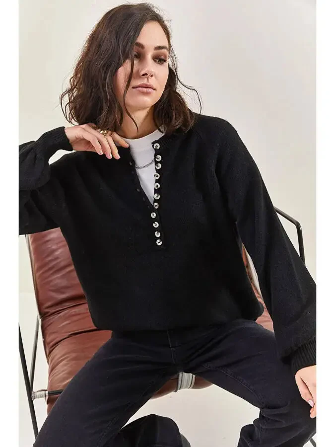 Женский трикотажный свитер с пуговицами, воротником-хомут и полосками - 7