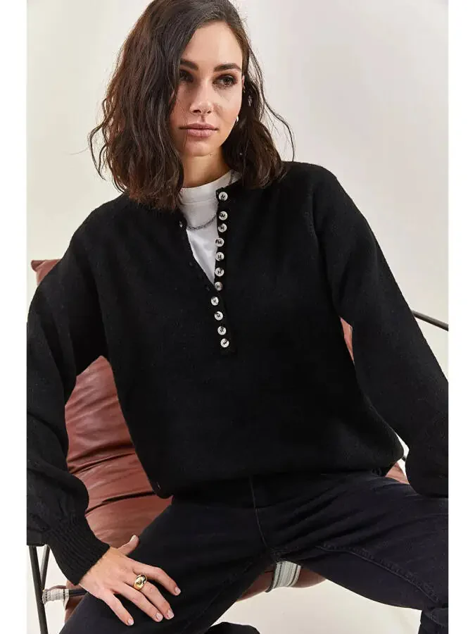 Женский трикотажный свитер с пуговицами, воротником-хомут и полосками - 1